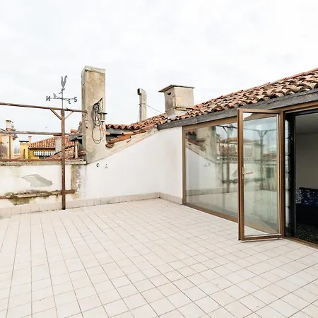 Guesthost - Ponte Di Rialto Penthouse Венеция